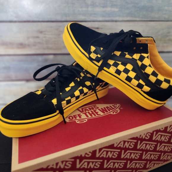 Vans Unisex Old Skool Black and Yellow Sneakers - Picture 1 of 3